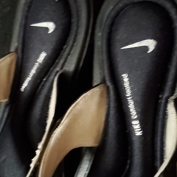Womens Nike Flip-flops. Sz 8. Damage on one. See Photos. - Picture 2 of 7